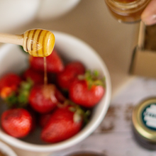 Cargar imagen en el visor de la galería, Miel natural, miel con cuchara de madera, miel orgánica, miel con fruta
