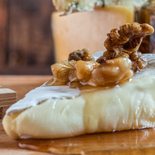 Cargar imagen en el visor de la galería, nueces con miel en queso