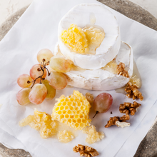 Cargar imagen en el visor de la galería, como comer la miel en panal, receta de miel en panal, miel en panal con queso camembert
