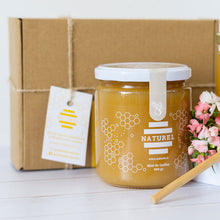 Cargar imagen en el visor de la galería, cajas regalo, cajas regalo navidad, cajas regalos naturales, regalos navideños, cajas navidad, kit navideño, kit navideño natural, kit natural, miel para regalo, regalos a domicilio, miel multifloral, miel natural, miel de quillay, miel de quillay pura, miel naturel. miel multifloral pura, miel ecológica, miel orgánica, miel verdadera, miel naturel
