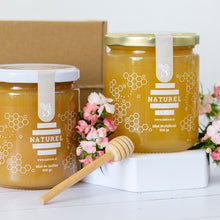 Cargar imagen en el visor de la galería, cajas regalo, cajas regalo navidad, cajas regalos naturales, regalos navideños, cajas navidad, kit navideño, kit navideño natural, kit natural, miel para regalo, regalos a domicilio, miel multifloral, miel natural, miel de quillay, miel de quillay pura, miel naturel. miel multifloral pura, miel ecológica, miel orgánica, miel verdadera, miel naturel
